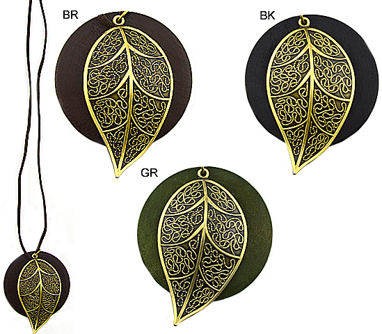 Kette mit Alcantaraband und Messingblatt auf Holzplatte